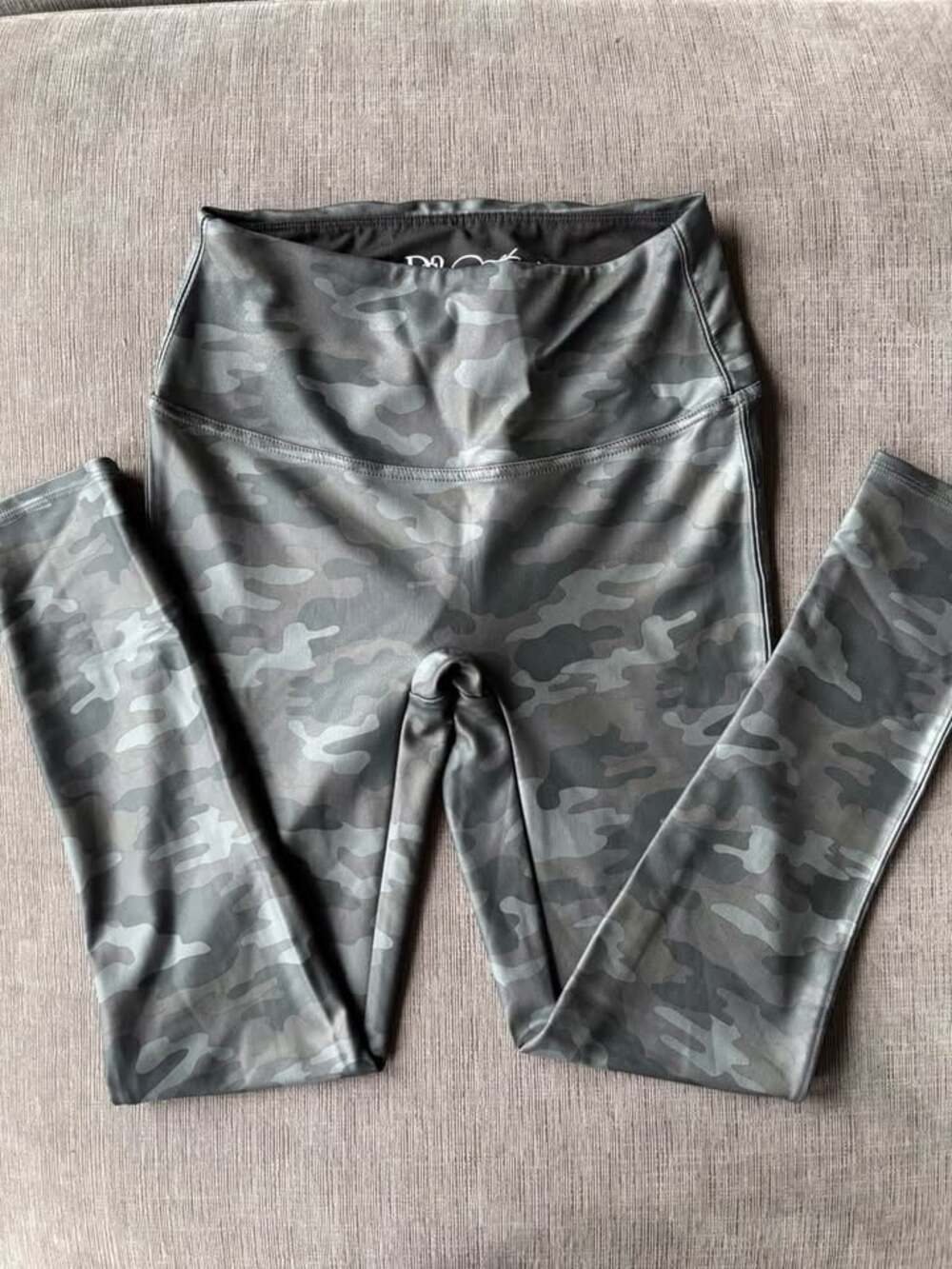 DG2 by Diane Gilman Slim & Sleek Coated Knit Leggings Gray Camo Size Small S Tum